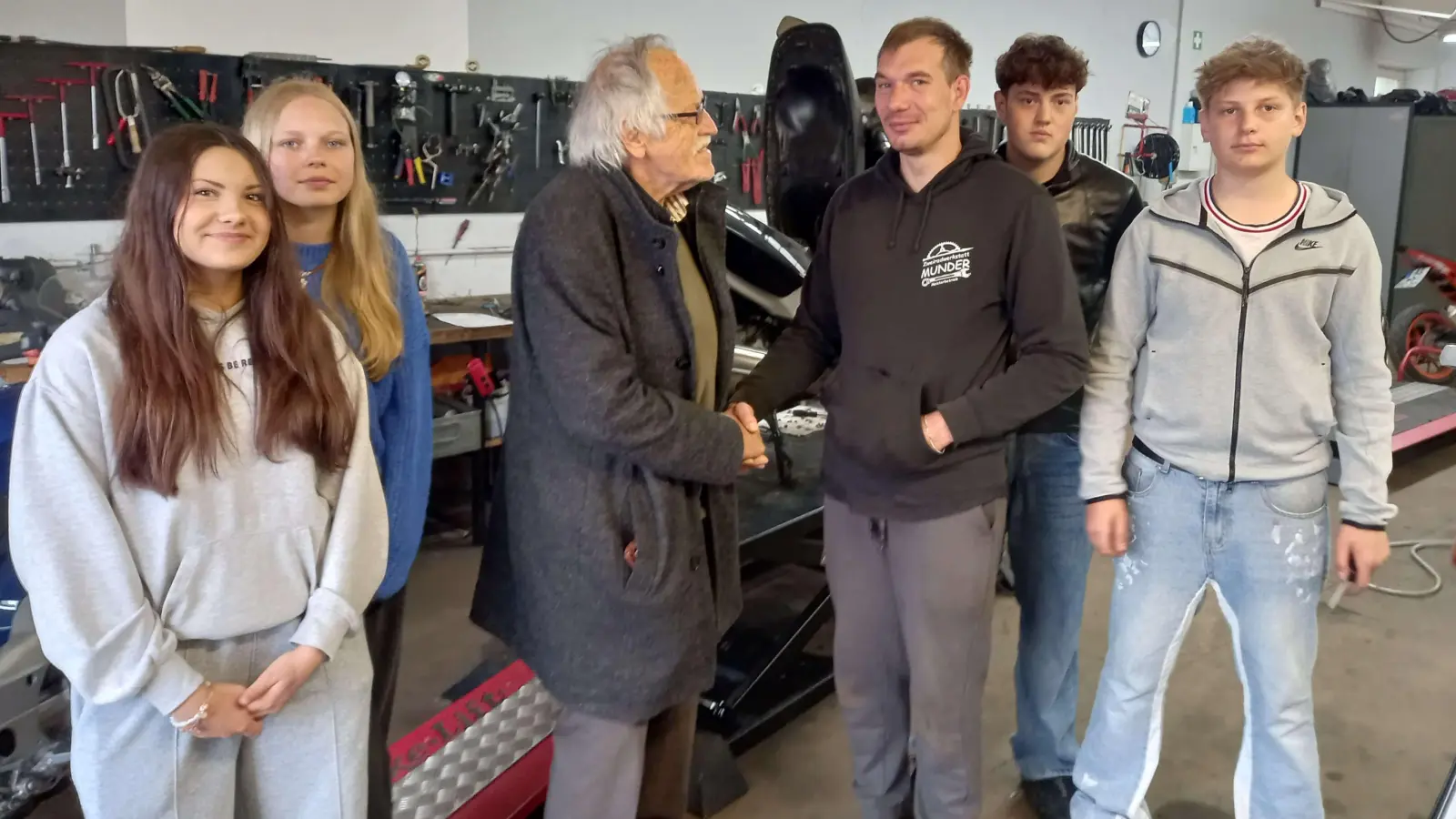 Übergabe des Erlöses durch Fa. Munder (rechts) an den Fördervereinsvorsitzenden Herrn Johann Ott mit den beteiligten Schülerinnen und Schülern (Bild: Udo Leitz)