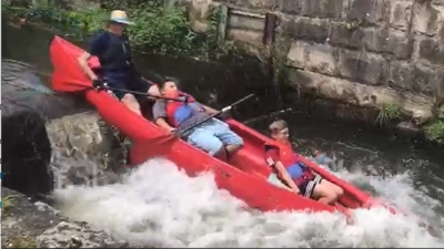 Wehrüberquerung und Stromschnellen erforderten einiges Geschick bei der Kanutour der Sparte Tischtennis des TB Jahn Wiesau auf der Eger in Tschechien. (Bild: Markus Schäffler)