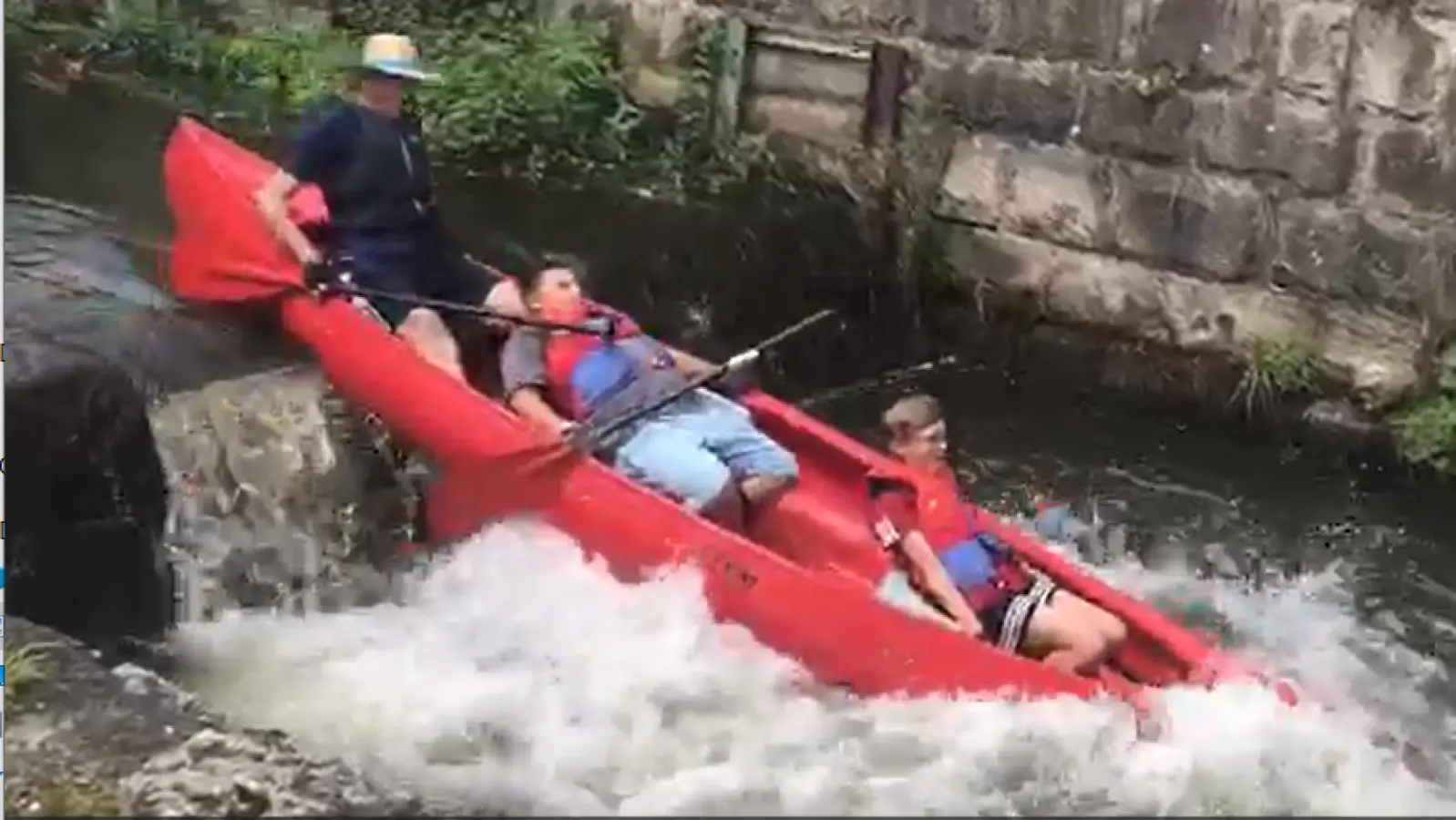 Wehrüberquerung und Stromschnellen erforderten einiges Geschick bei der Kanutour der Sparte Tischtennis des TB Jahn Wiesau auf der Eger in Tschechien. (Bild: Markus Schäffler)