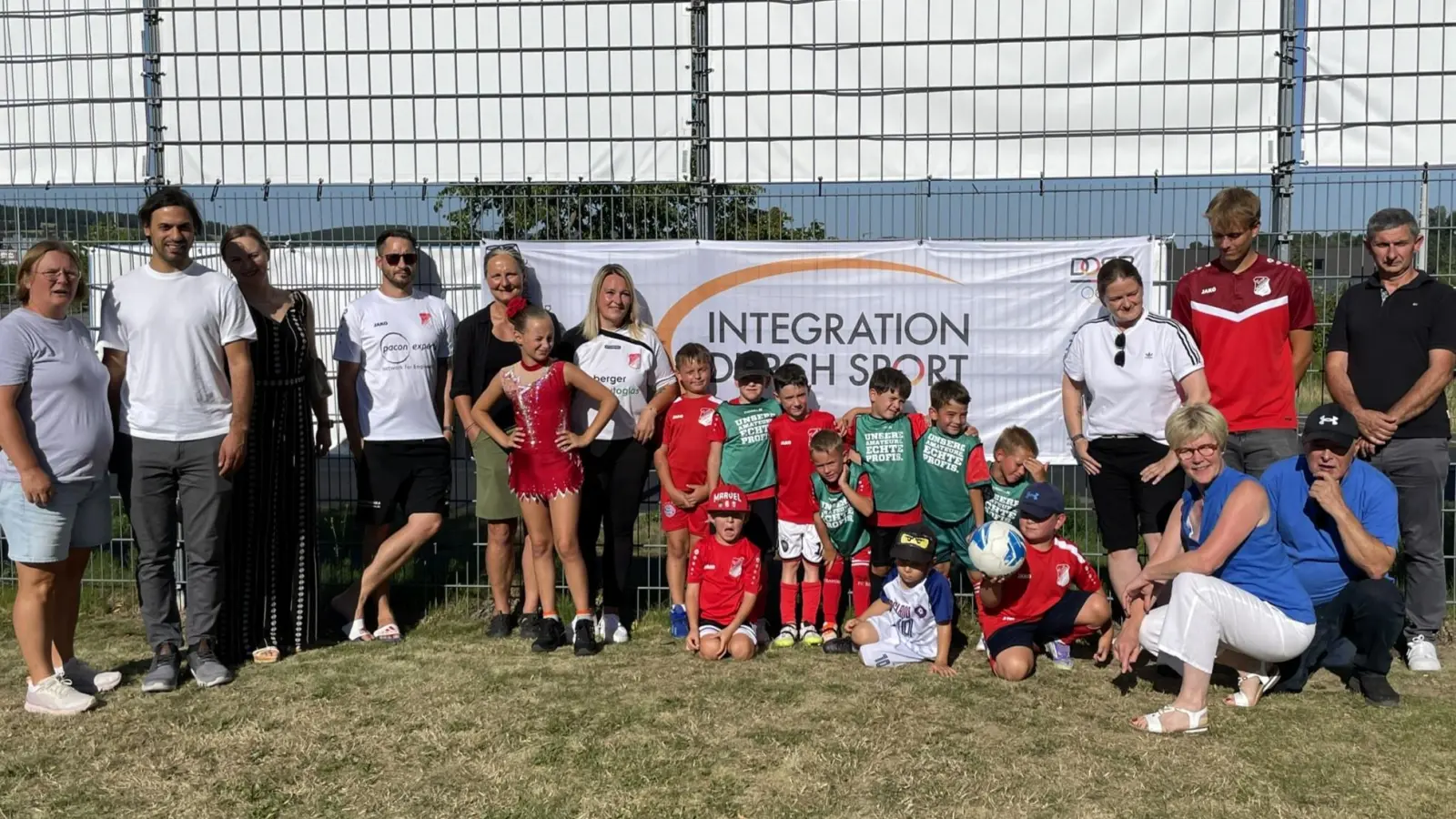 Um sich ein Einblick zu verschaffen über die wertvolle Arbeit, die vom SV Inter Bergsteig in Sachen Integration geleistet wird, war die Bundestagsabgeordnete Tina Winklmann (stehend, 3.v.r.) nach Amberg gekommen. Außerdem auf dem Bild die Programmverantwortlichen des BLSV Mandy Seetzen-Orth und Benjamin Bellatreche (1. und 2.v.l.), BLSV-Bezirksvorsitzende Barbara Hernes (rechts vorne) sowie Grünen-Kreisvorsitzende Simone Maaß und Vereinsvertreter. (Bild: Susanne Schwab)