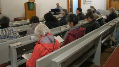 Bernhard Götz traf die Liedauswahl begleitete die Sängerinnen und Sänger am Keyboard. (Bild: Kurt Seibold)