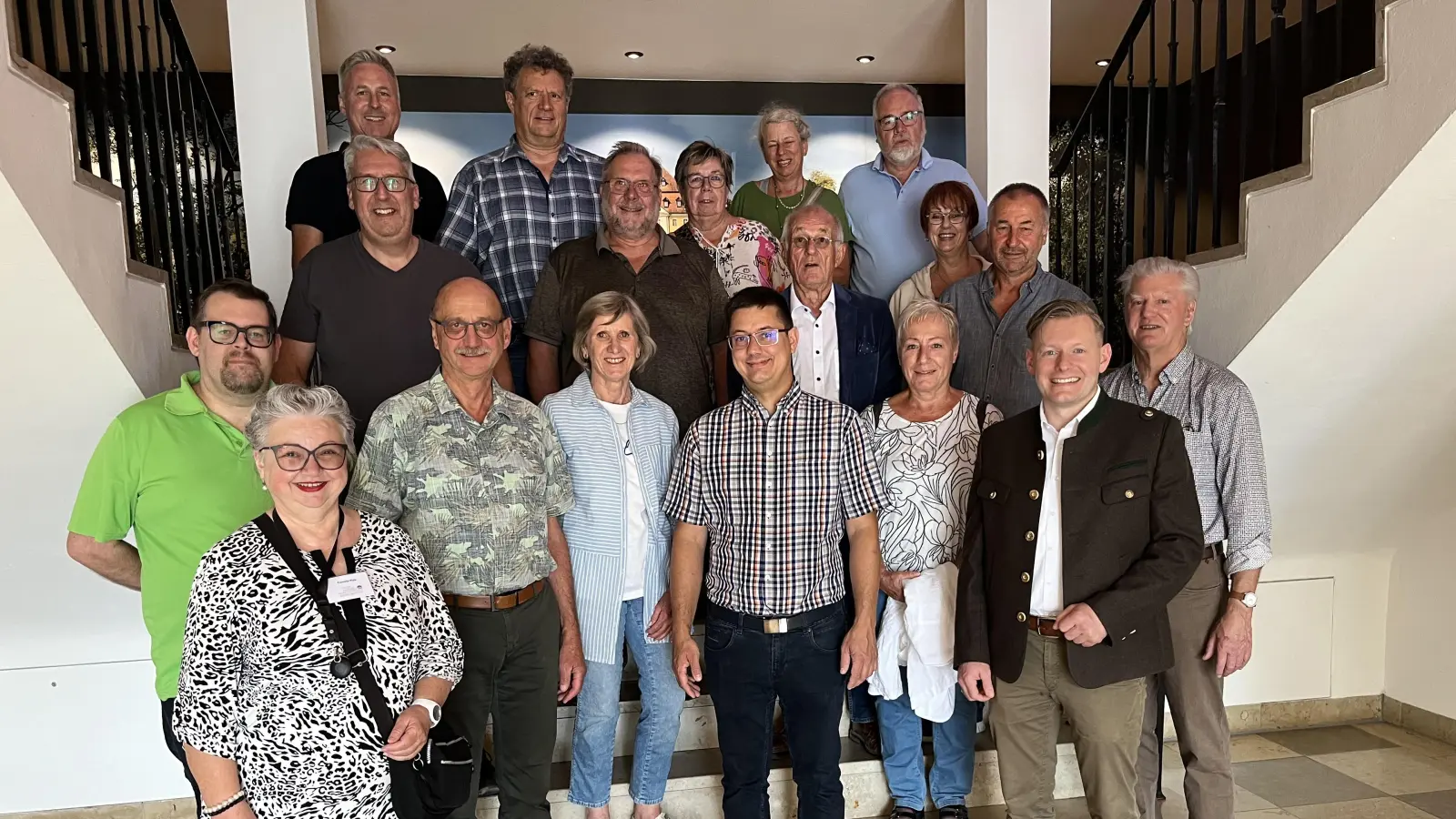Kreistagskandidaten und Mandatsträger der FDP/FWS im Foyer des Kulturschlosses mit Museumsleiter Dr. Martin Schreiner (unt. Reihe 2.v.re.) und Museumsführerin Cornelia Platz (unt. Reihe 2.v.li.), unter ihnen führender Kreistagskandidat Benjamin Hiltl (unt. Reihe 3.v.re.) und die Kreisräte Martin Pöllath (unt. Reihe 3.v.li.) und Christian Sperber (mittl. Reihe 1.v.re.). (Bild: Gunde Pöllath)