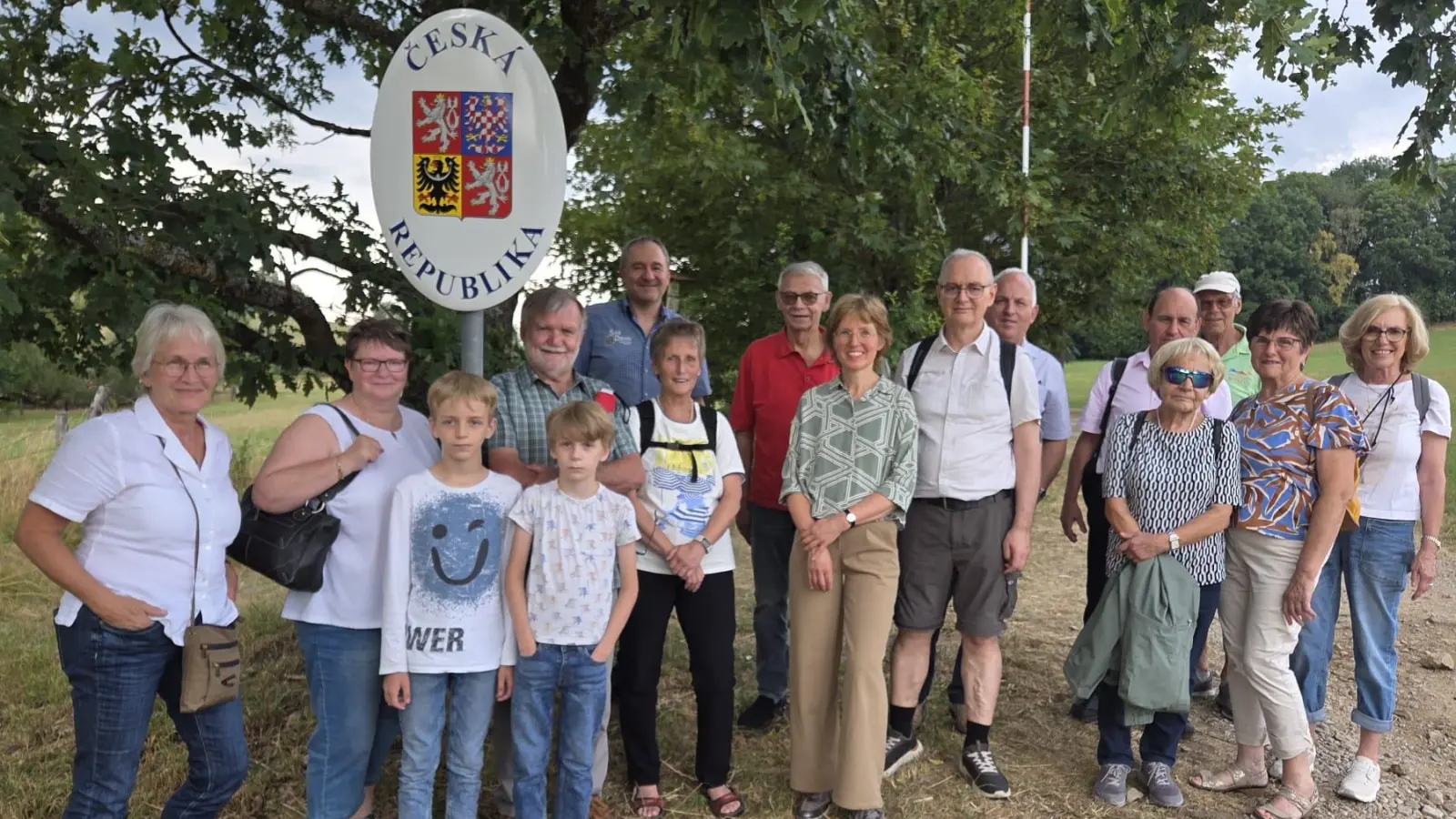 VHS Reisegruppe mit dem Reisleiter Erhard Walberer (unter dem Länderschild). (Bild: Angelika Denk)