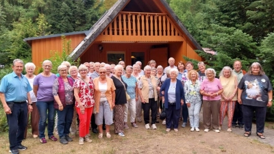 Gut gelaunt versammelten sich die Teilnehmer der AWO‑Störnstein und des Ortsvereins Altenstadt zu einem Gruppenfoto vor dem Vereinsheim des BVS Weiden am Schießlweiher. (Bild: Johann Völkl )