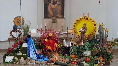Der Moosbacher Erntealtar zeigte des Sonnengesang des heiligen Franz von Assisi. (Bild: Udo Klösel)