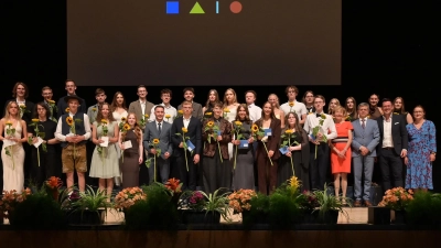 Für alle Absolventen mit einem Notendurchschnitt bis einschließlich 1,9 gab es eine Sonnenblume und wertvolle Geschenke. (Bild: Claudia Köppel)