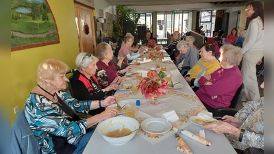 Die lecker zubereiten Dotsch ließen sich die Bewohner schmecken. (Bild: Conny Heindl)