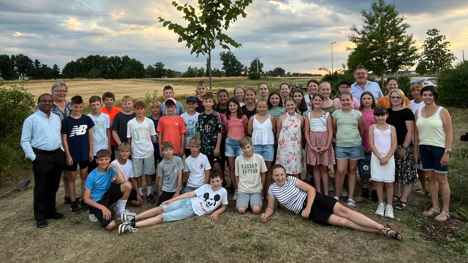 Die Firmkinder gemeinsam mit Pfarrer Madanu, Armin Heuberger und Bürgermeister Hans-Martin Schertl (Bild: Stefanie Gradl)