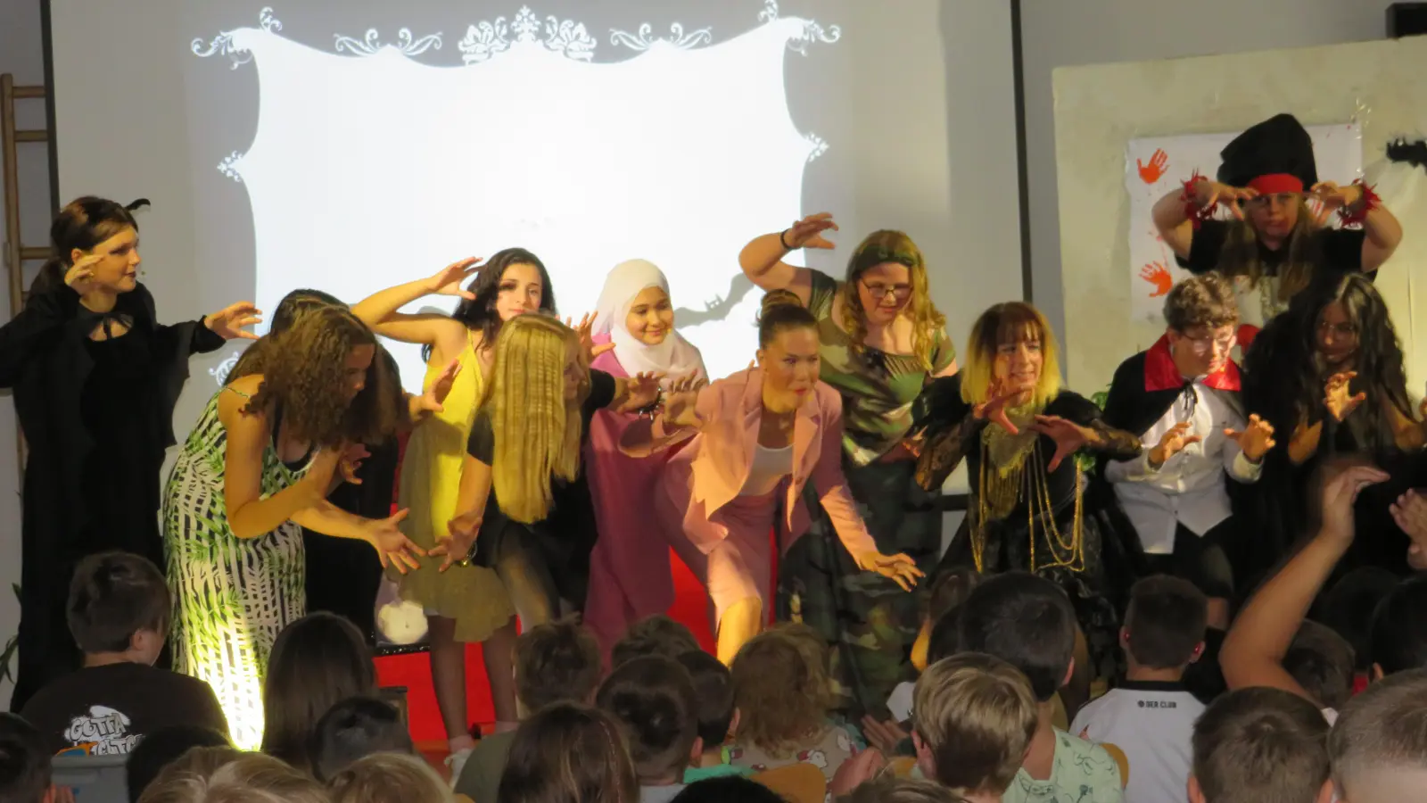 Die Tanz und Theater AG der St. Felix Schule brachte die Zuschauer zum Gruseln. (Bild: Andrea Kostka)