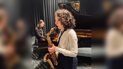 Elisabeth Geier am Saxophon, begleitet von Luisa Völkel. (Bild: Kristina Wiedel)
