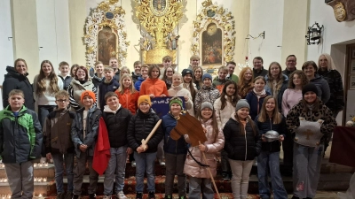Zum Motto „miteinander teilen“ versammelten sich Minis aus Moosbach und Eslarn mit Erwachsenen in der Pfarrkirche. (Bild: Karl Ziegler)