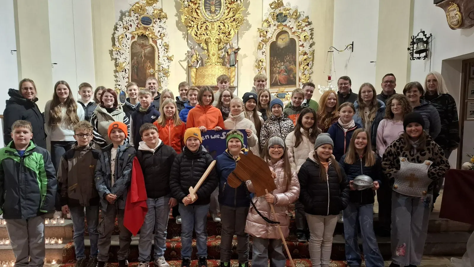 Zum Motto „miteinander teilen“ versammelten sich Minis aus Moosbach und Eslarn mit Erwachsenen in der Pfarrkirche. (Bild: Karl Ziegler)