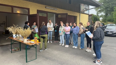 Wissen, wo's herkommt: An der Getreidestation lernen die Teilnehmer verschiedene heimische Getreidesorten und deren Verwendung kennen. (Bild: Veronika Kick)