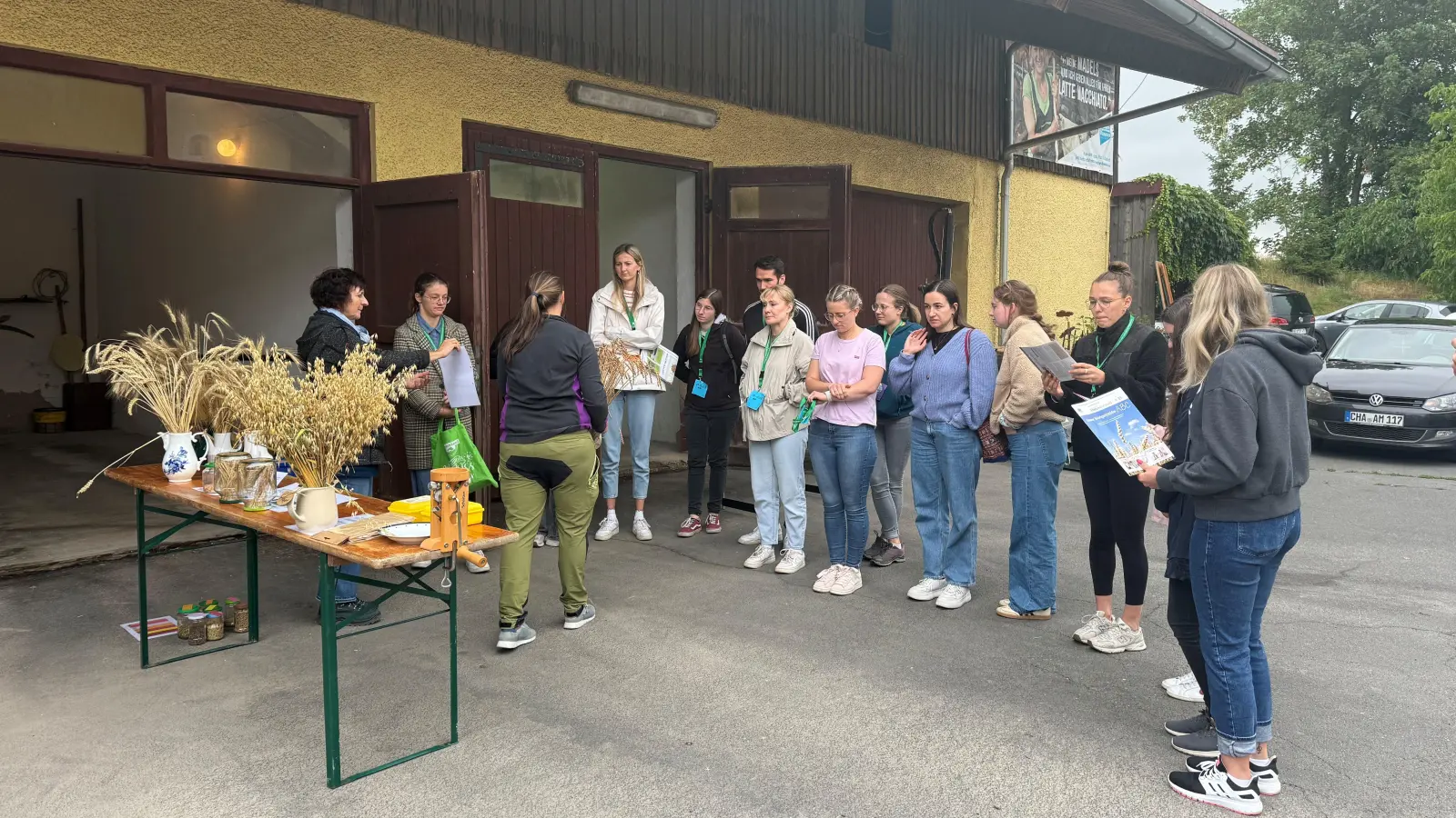 Wissen, wo's herkommt: An der Getreidestation lernen die Teilnehmer verschiedene heimische Getreidesorten und deren Verwendung kennen. (Bild: Veronika Kick)