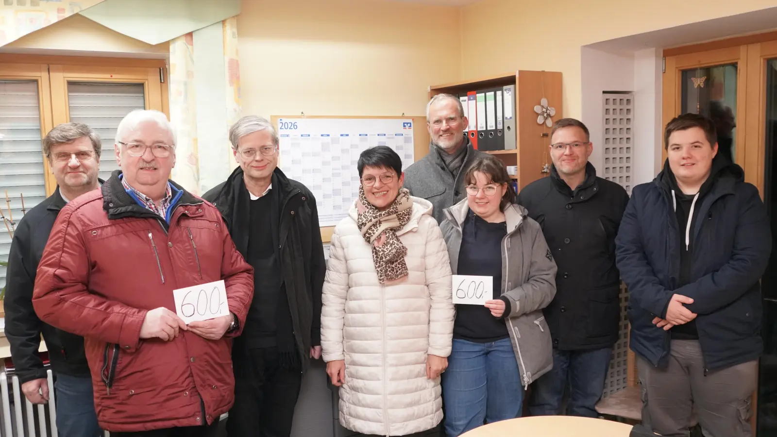 Spendenübergabe von je 600 Euro aus der Waldthurner Pfarrgemeinderat - Nikolausaktion an Herbert Putzer von der Kinderkrebshilfe Oberpfalz Nord (Zweiter von links) und an Marie-Christin (Dritte von rechts) und Maximilian Wallmeyer (rechts), die einen behinderten Buben in Amberg unterstützen. (Bild: Franz Völkl)