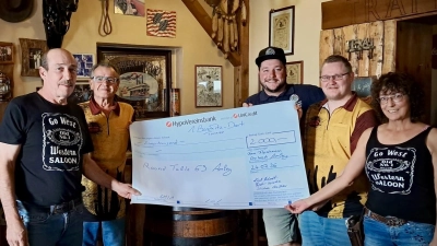 Eine Spendensumme von 2000 Euro kam beim Benefiz-Dartsturnier des DC Go West zusammen. Sie wurde symbolisch an Round Table 69 Amberg übergeben. (Bild: Stefan Fuchs)