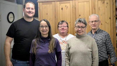 von links: 2. Chorleiter: Peter Burkhardt, 1. Obfrau: Margit Hübner, 1. Chorleiterin: Susanne Kropf, Pfr. Friederike Steiner, 2. Obmann: Alfred Schuster (Bild: Margit Hübner)