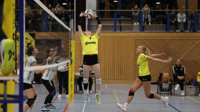 Zuspielerin Elli Kiehn setzt Mittelblockerin Lisa Großmann im Angriff ein.  (Bild: Andreas Emmel)