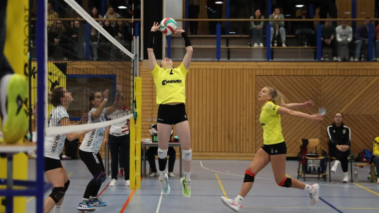 Zuspielerin Elli Kiehn setzt Mittelblockerin Lisa Großmann im Angriff ein.  (Bild: Andreas Emmel)