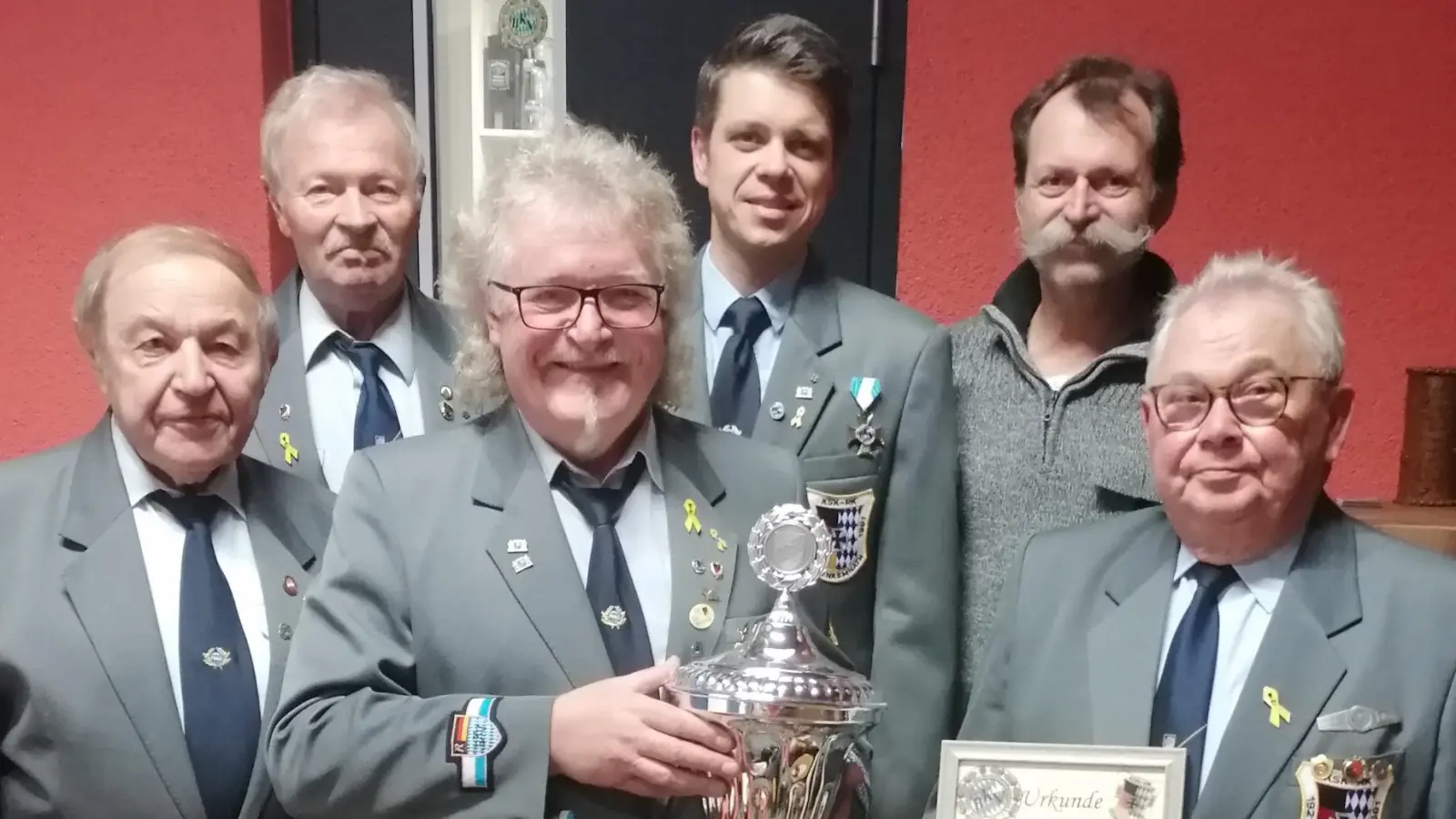 Die Krieger-, Soldaten- und Reservistenkameradschaft Hohenkemnath-Erlheim vergibt Auszeichnungen (von links): die Ehrenvorsitzenden Franz Stiegler und Manfred Rösl, Vorsitzender und Vereinsmeister Hermann Knauer, Kassier Achim Kuchenbecker, Schießwart Gerhard Herbst und Schriftführer sowie Ehrenmitglied Andreas Kestler. (Bild: snn)