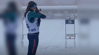 Merle Uschold am Schießstand beim Finale des Deutschen Schülercups im Biathlon in Oberwiesenthal  (Bild: Wolfgang Uschold)