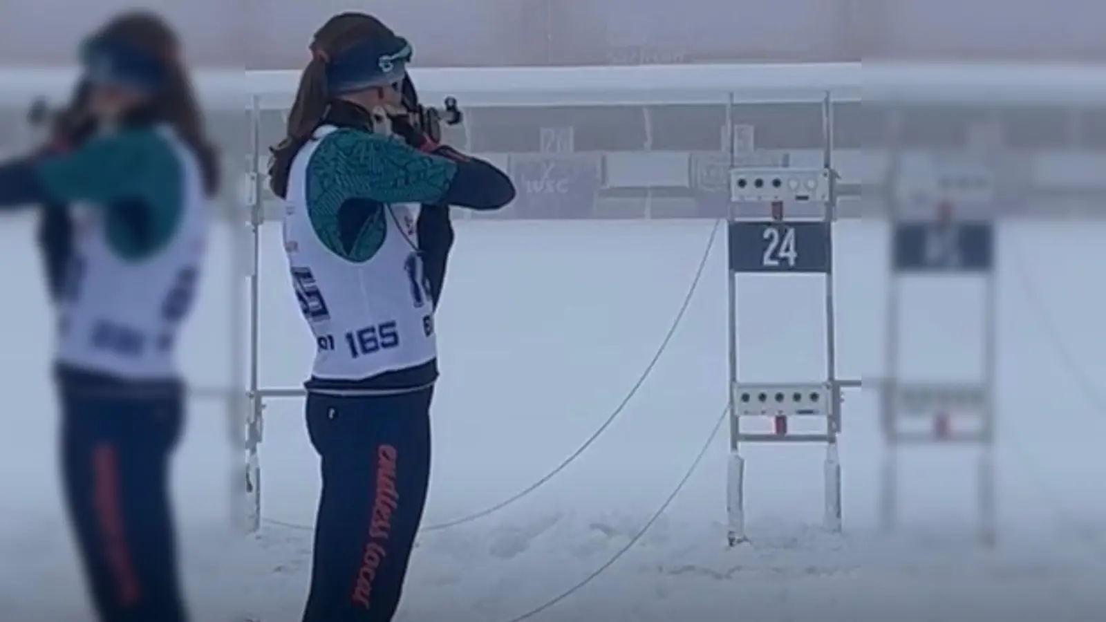 Merle Uschold am Schießstand beim Finale des Deutschen Schülercups im Biathlon in Oberwiesenthal  (Bild: Wolfgang Uschold)
