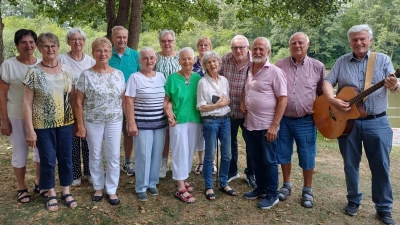 Die Angehörigen des Jahrgangs 1945/1946 feierten ihren 80. Geburtstag gemeinsam mit einem Klassentreffen, das Waltraud Lorenz (vorne 4. von links) perfekt organisiert hatte. Rechts im Bild: „Stargast“ Robert Hierl. (Bild: Werner Schulz)