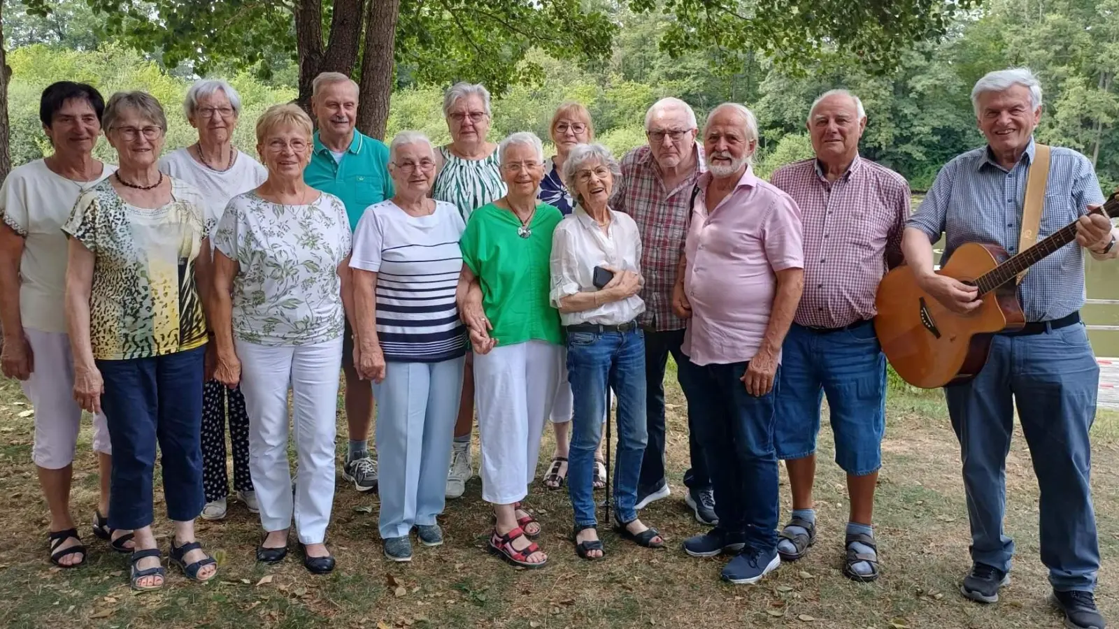 Die Angehörigen des Jahrgangs 1945/1946 feierten ihren 80. Geburtstag gemeinsam mit einem Klassentreffen, das Waltraud Lorenz (vorne 4. von links) perfekt organisiert hatte. Rechts im Bild: „Stargast“ Robert Hierl. (Bild: Werner Schulz)