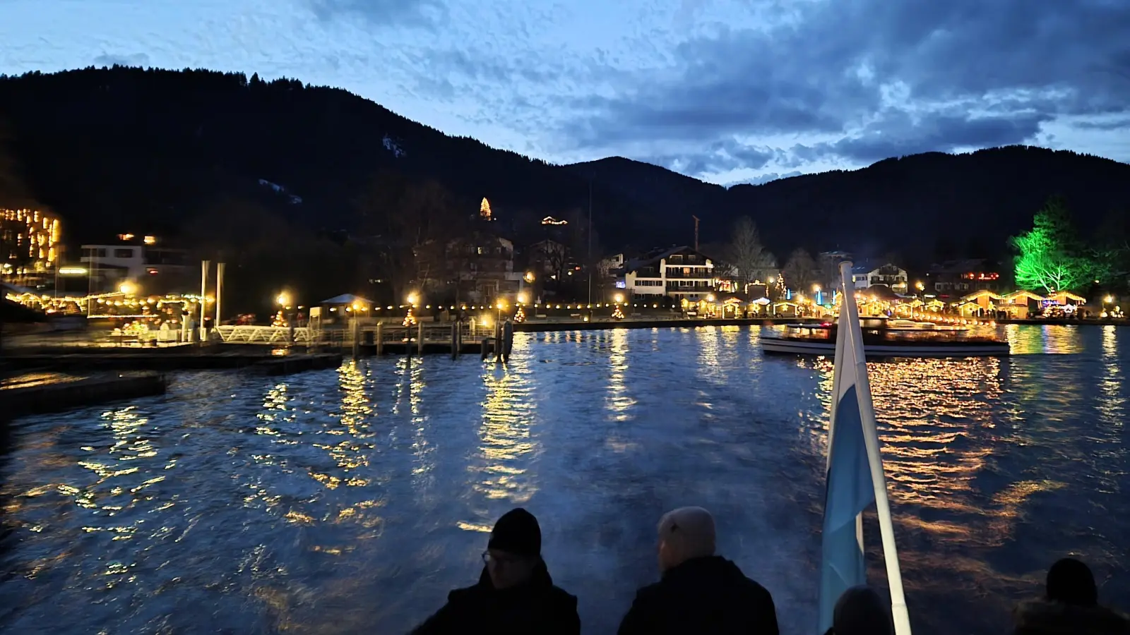 onTour unterwegs im Advent – mit dem Pendelschiff von Markt zu Markt am funkelnden Tegernsee. (Bild: Walter Heldrich)