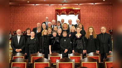 Die Amberger Chorgemeinschaft mit Chorleiter Dieter Müller (ganz rechts), hier nach einem Konzert im Amberger Stadttheater im Oktober 2025.  (Bild: Peter Ringeisen)