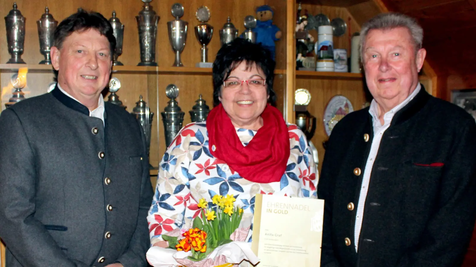 Verleihung der Goldenen Ehrennadel für 25jährige Vereinstätigkeit an die 1. Vorsitzende des Gartenbau- und Ortsverschönerungsvereins Rottendorf durch stellvertretenden Kreisverbandsvorsitzenden Gerhard Lenhart (rechts) und 2. Bürgermeister Andreas Altmann. (Bild: Josef Mutzabuer)