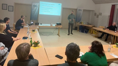 Andreas Bergler und Bruckner Felix von der UPW Etzenricht erläutern den interessierten Besuchern worauf es für einen sicheren Umgang im Netz ankommt. (Bild: Lydia Vogt)