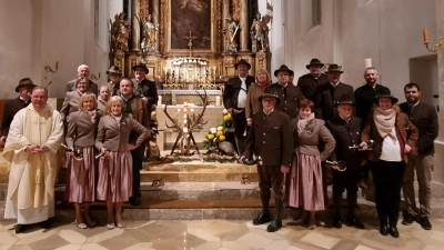 Nach der Hubertusmesse - die Jagdhornbläserinnen und Bläser der Jägerkameradschaft Hahnbach (Bild: Elisabeth Falk)