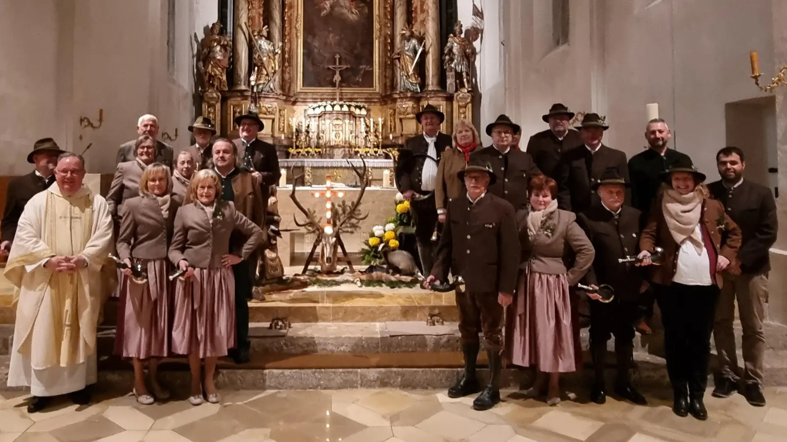 Nach der Hubertusmesse - die Jagdhornbläserinnen und Bläser der Jägerkameradschaft Hahnbach (Bild: Elisabeth Falk)