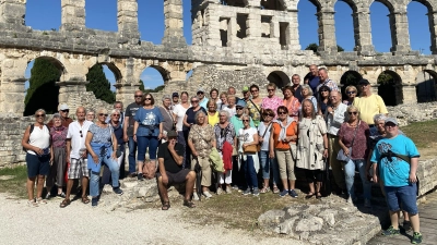 Das Bild zeigt die Reisegruppe im Amphitheater von Pula (Bild: Heribert Ficker)