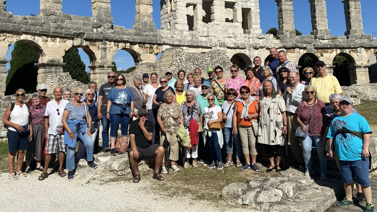 Das Bild zeigt die Reisegruppe im Amphitheater von Pula (Bild: Heribert Ficker)