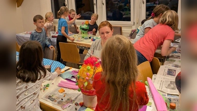 Bei der Ferien-Aktion der Pfarrbücherei Immenreuth gestalteten die Mädchen und Buben mit viel Kreativität und Begeisterung ihre eigenen Fantasieplaneten. (Bild: Monika Stahl)