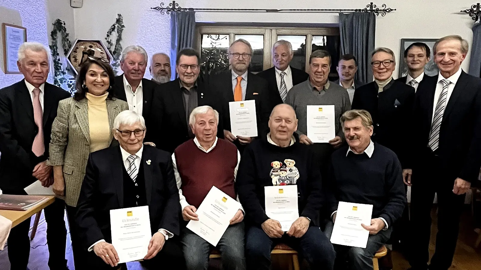 Zum Foto stellten sich die Geehrten und die Ehrengäste. Sitzend rechts ist Lothar Heigl, 3. von rechts sitzend Friedrich Zwack. Beide sind 60 Jahre Mitglied. (Bild: Natascha Ach)