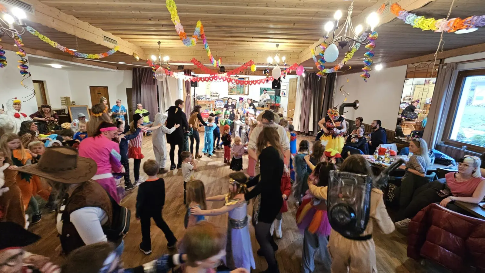 Die große Polonaise endete mit der Prämierung der schönsten Kostüme. (Bild: Stefanie Daubenmerkl)