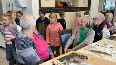 Die Erstklässler der Grundschule besuchten die AWO-Tagespflege. (Bild: Harald Kunz)