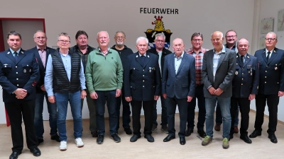 Für insgesamt 23 Mitglieder standen Ehrungen an. Die anwesenden Jubilare stellten sich am Ende des Ehrenabends zusammen. Von links: Stellvertretender Vorsitzender Florian Bauer, Werner Apfelbacher, Karl Winkler, Roland Roth, Werner Rittner, Anton Schulz, Hans Rumpler, Josef Schirbl, Heinz Rittner, Rudolf Gredler, Jürgen Ott, Bürgermeister Uwe König, Vereinsvorsitzender Karl Luber und Kreisbrandrat Christof Strobl.  (Bild: Christina Rabenstein)