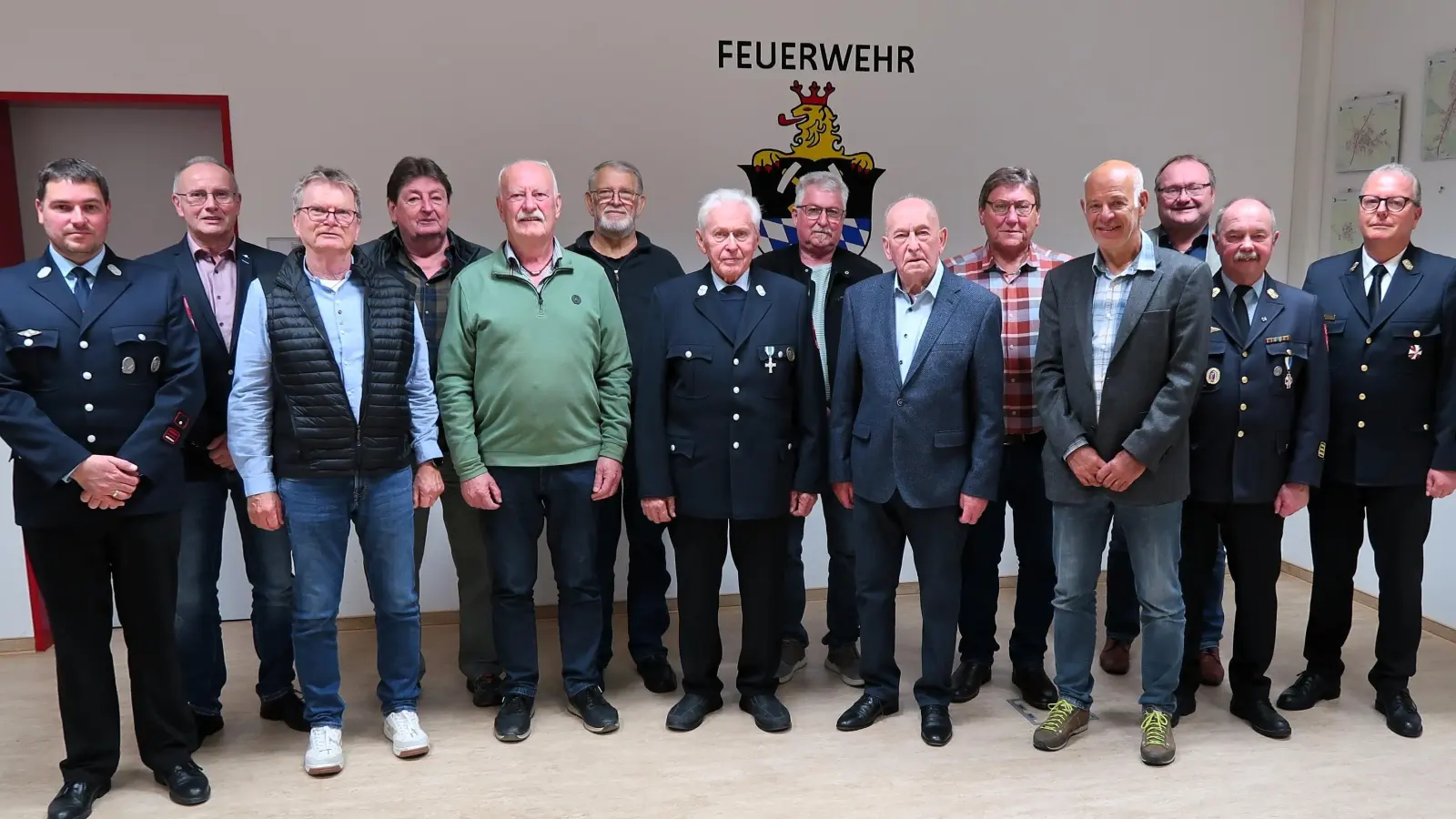 Für insgesamt 23 Mitglieder standen Ehrungen an. Die anwesenden Jubilare stellten sich am Ende des Ehrenabends zusammen. Von links: Stellvertretender Vorsitzender Florian Bauer, Werner Apfelbacher, Karl Winkler, Roland Roth, Werner Rittner, Anton Schulz, Hans Rumpler, Josef Schirbl, Heinz Rittner, Rudolf Gredler, Jürgen Ott, Bürgermeister Uwe König, Vereinsvorsitzender Karl Luber und Kreisbrandrat Christof Strobl.  (Bild: Christina Rabenstein)