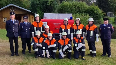 Die Teilnehmer der Ortsgruppe Altglashütte mit den Prüfern KBM Czepa H., FB Trißl F. und KBM Frank R. (Bild: Andrea Träger)