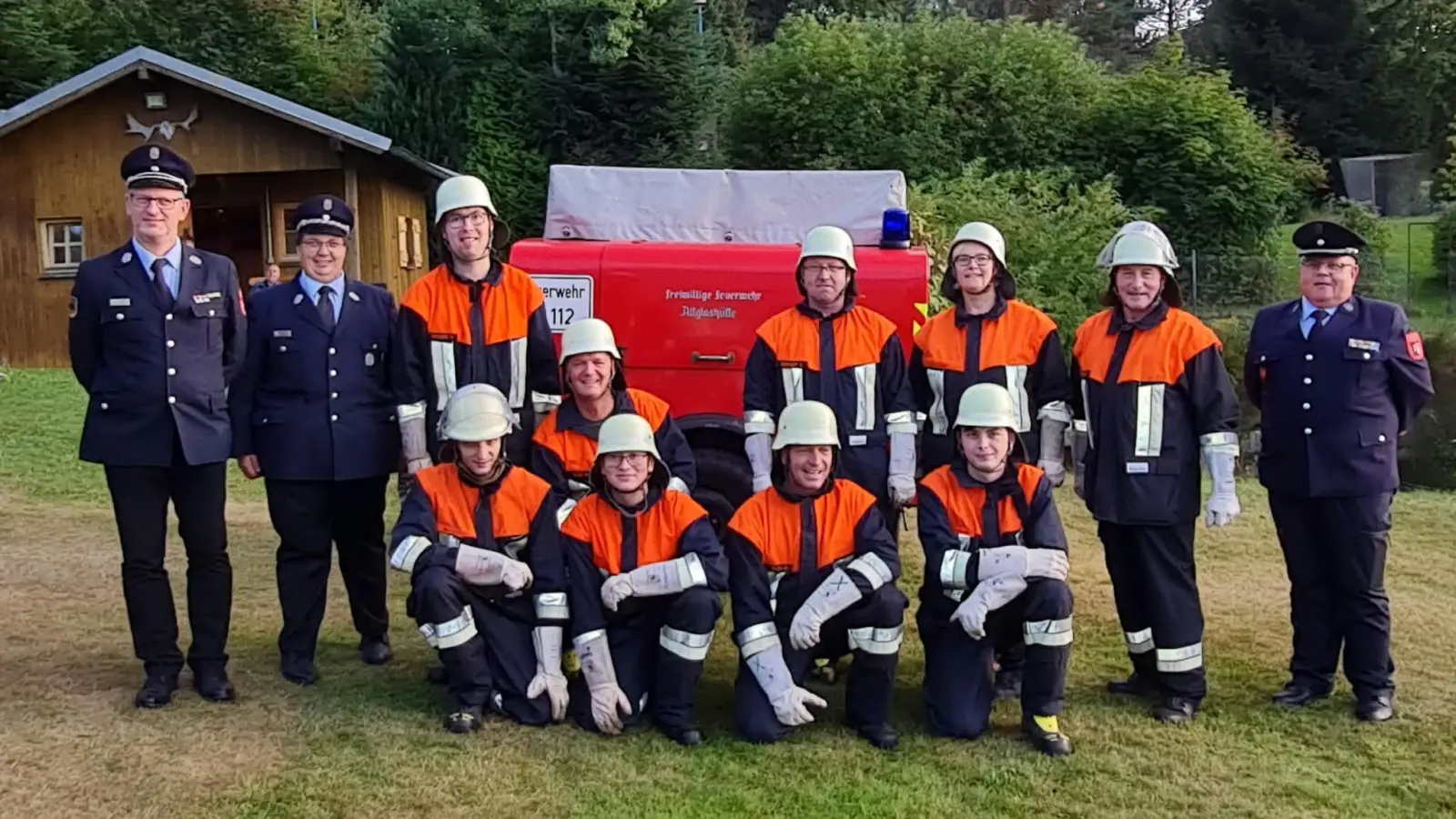 Die Teilnehmer der Ortsgruppe Altglashütte mit den Prüfern KBM Czepa H., FB Trißl F. und KBM Frank R. (Bild: Andrea Träger)