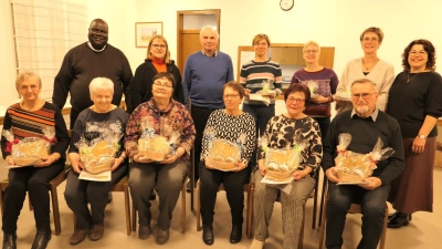 Die Geehrten mit Pfarrvikar Robert Amandu und 1. Vorsitzender Petra Teichner (stehend, Zweite von links) 2. Vorsitzender Beate Suttner (stehend, rechts). (Bild: Markus Suttner)