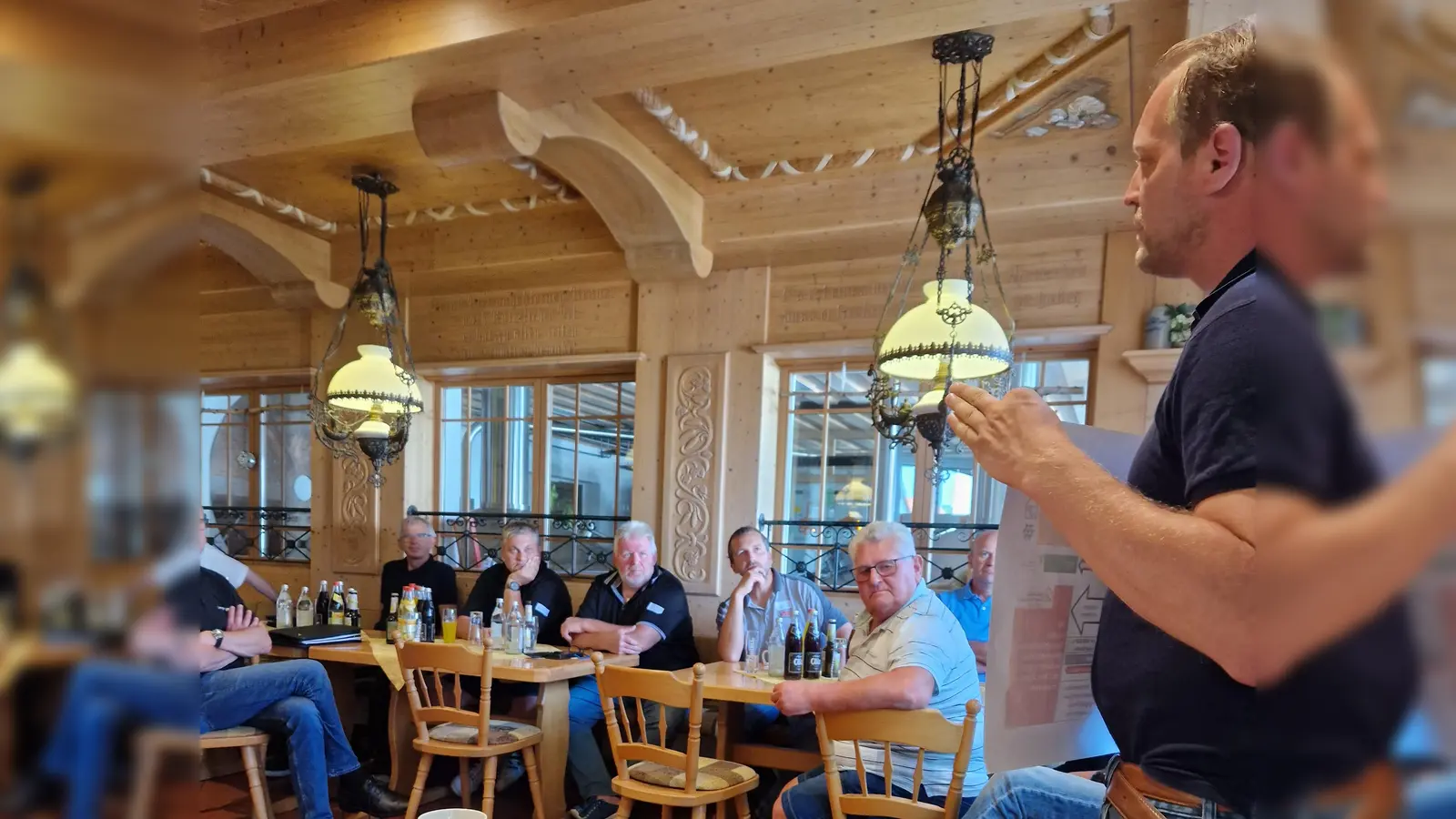 Adrian Blödt informiert über Aktuelles und Zukünftiges (Bild: Peter Wittmann)