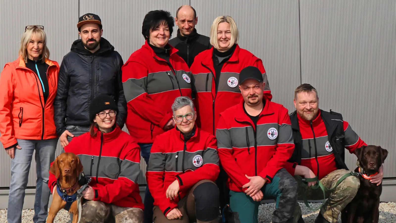 Firma Schleicher begrüßt die Rettungshundestaffel auf dem Firmengelände (Bild: Katja Spiegel)