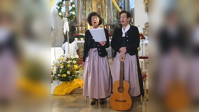 Die „Zupfer-Moidln“ Waltraud und Renate (von links) gestalteten gesanglich die Maiandacht in St. Felix.  (Bild: Martin Staffe)