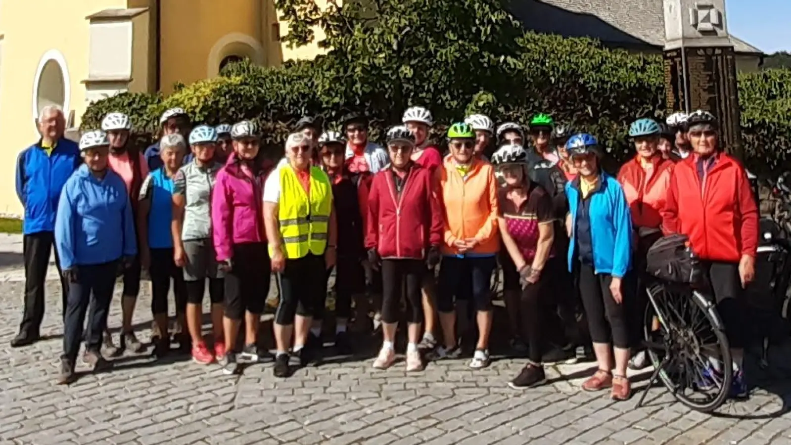 Die Teilnehmerinnen und Teilnehmer vor der Wallfahrtskirche Maria Himmelfahrt in Stadlern. (Bild: Angelika Vogl)