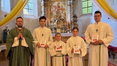 Die vierköpfige Ministrantengruppe aus Pfaffenhofen zusammen mit Pfarrer Johannes Arweck. (Bild: Daniela Kerschensteiner)